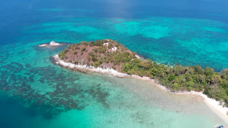 toma aérea de una isla vigan tropical, el nido, palawan, filipinas