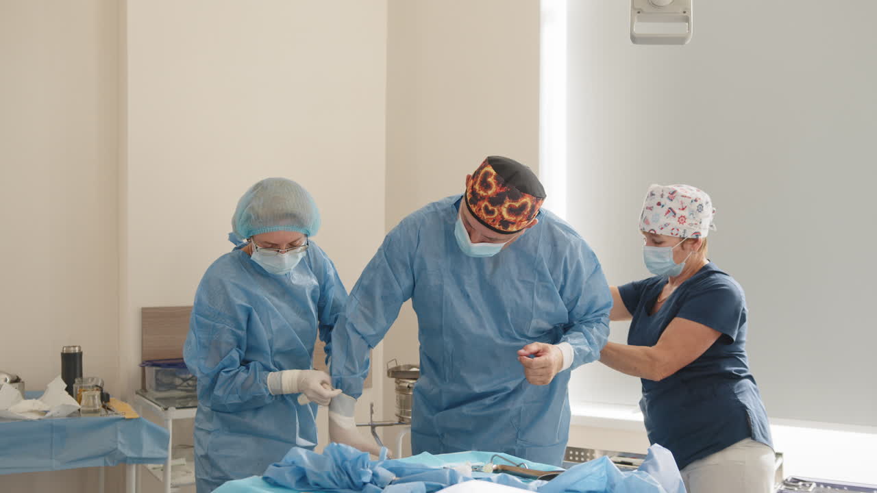 equipo quirúrgico en la sala de operaciones