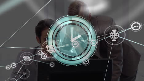 animación del reloj, red de conexiones con iconos sobre personas de negocios.
