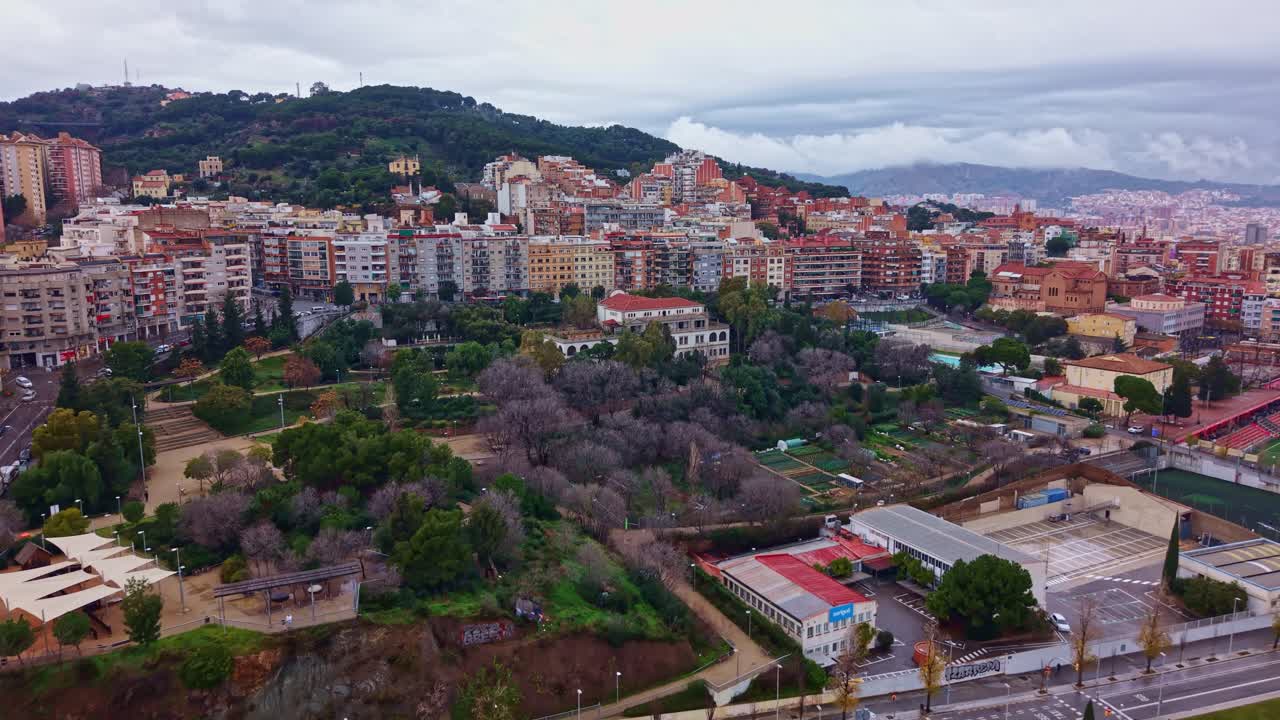 Quartiere El Baix Guinardó con il Parc del Laberint d’Horta e il Turó de la Rovira a Barcellona, Catalogna, Spagna, ripresa con drone con lento avvicinamento e svelamento