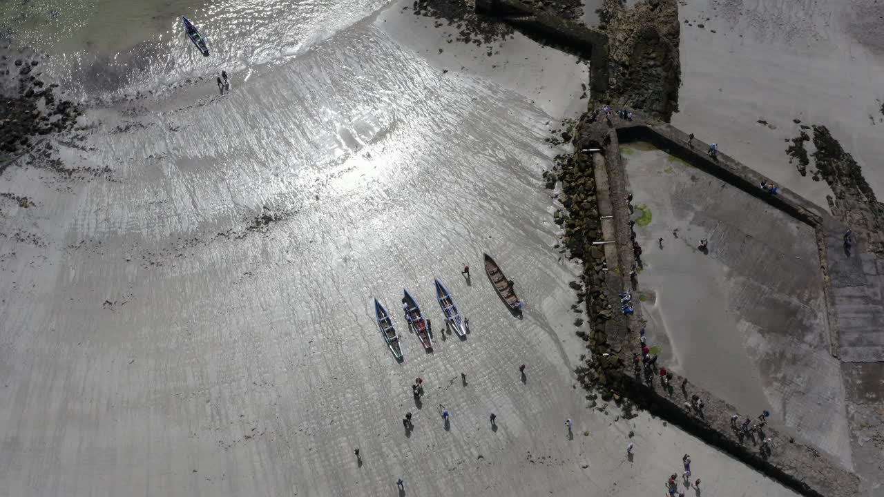 드론 은 반 ⁇ 이는 반 ⁇ 이는 모래 에 있는 쿠라크 보트 위 에 올라 내려간다