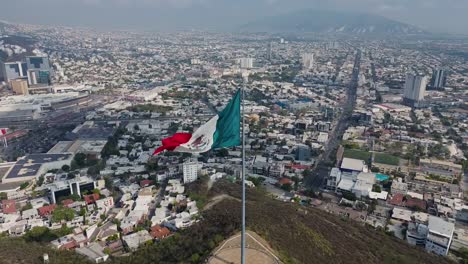 Bandera-Mexicana-En-Un-Día-Ventoso-En-Una-Ciudad-Del-Norte-De-México-Dando-La-Vuelta