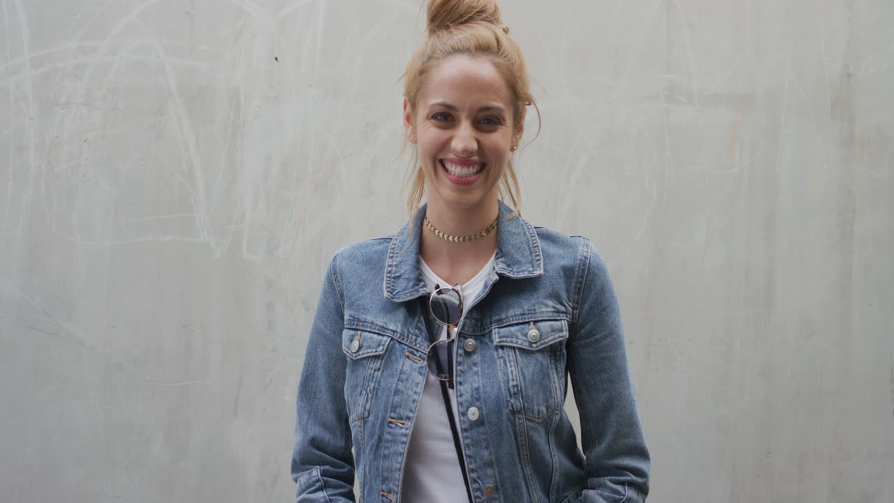 retrato de mujer joven atractiva sonriendo alegre disfrutando de un estilo de vida independiente vistiendo moda elegante en cámara lenta