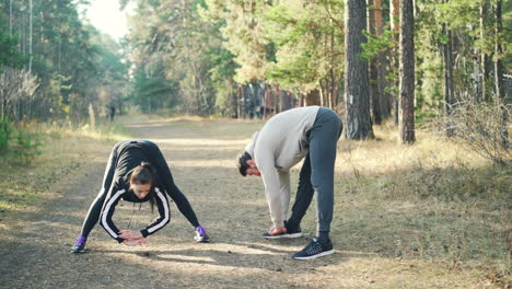 pareja estirándose al aire libre