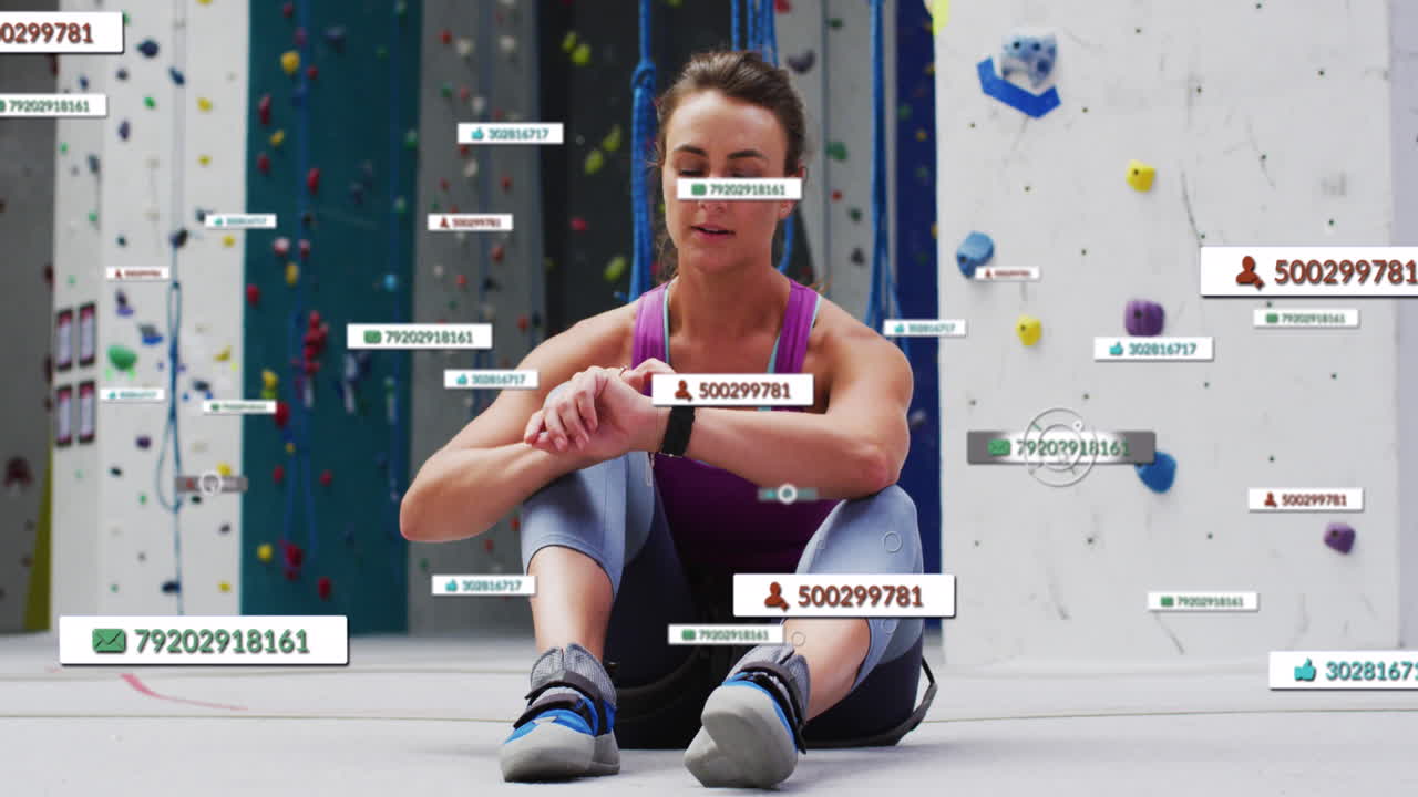 animación de iconos de los medios de comunicación sobre una mujer caucásica que usa un reloj inteligente en una pared de escalada