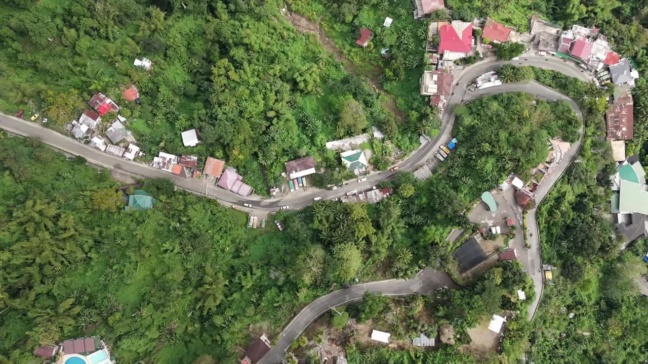 세부 시 위의 산에서 높은 산길을 통과합니다.