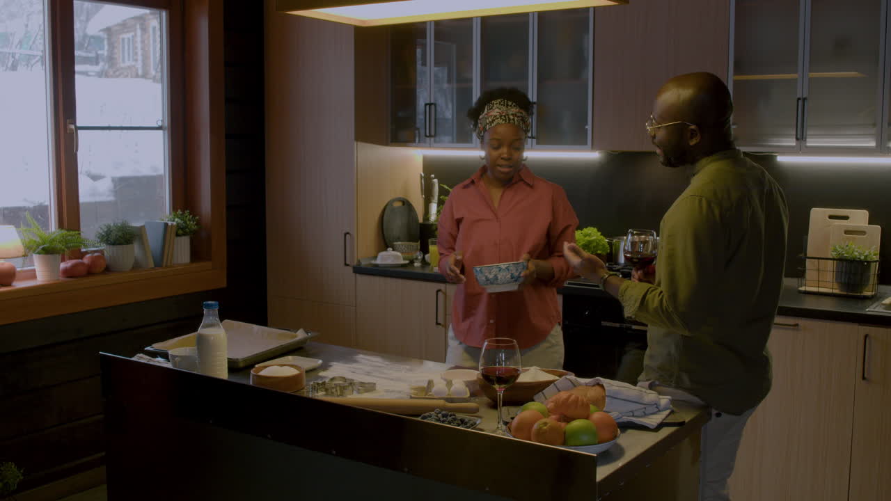 Coppia parlando in cucina