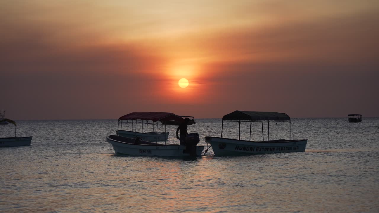 paisaje de playa al atardecer o al amanecer de la hora dorada con barcos tradicionales