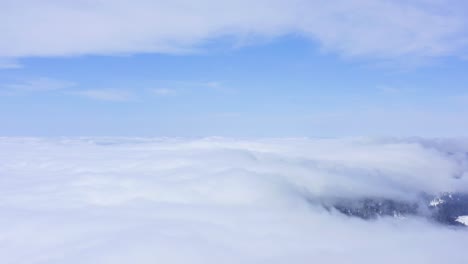 en vakker skudd, drone flyr blant skyene på høy høyde, california