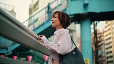 mujer caminando por una ciudad