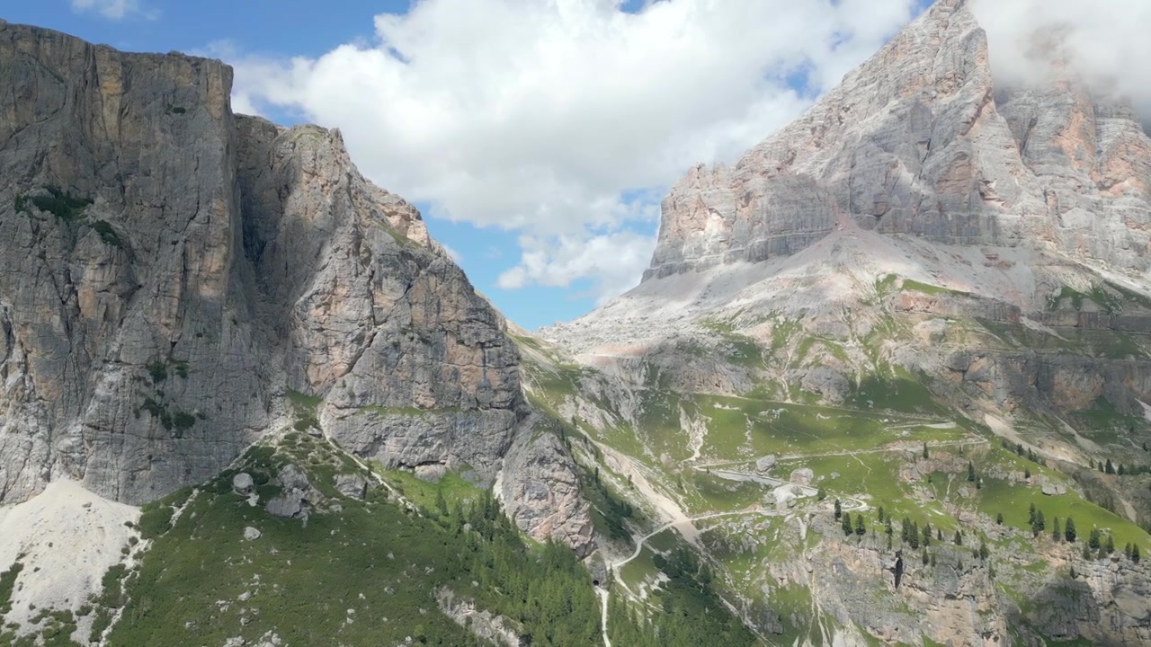 Riprese aeree in 4K delle Dolomiti in Trentino-Alto Adige, Italia, ad agosto 2024.