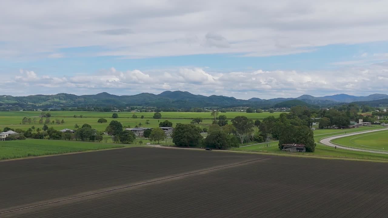 배경 에 산 들 이 있는 넓은  들