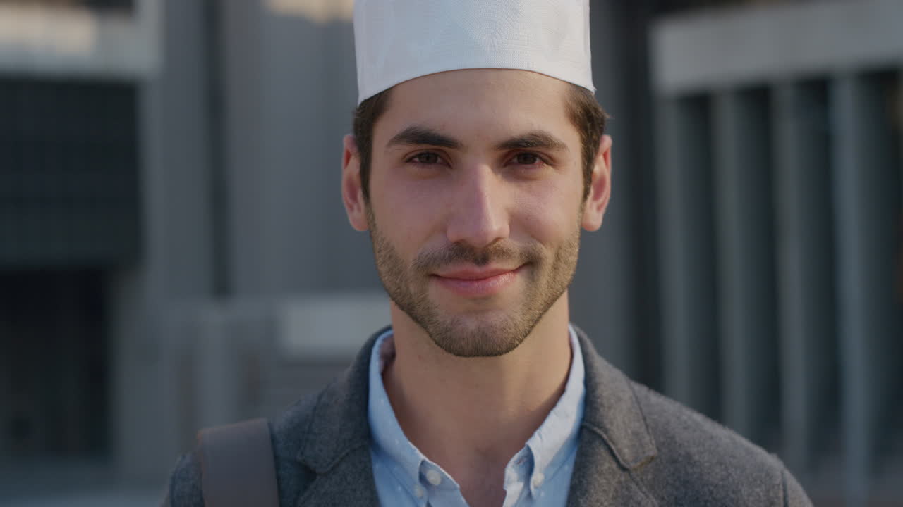 retrato atractivo joven hombre de negocios árabe gira la cabeza sonriendo empresario confiado disfrutando del estilo de vida urbano profesional en la ciudad al atardecer cámara lenta