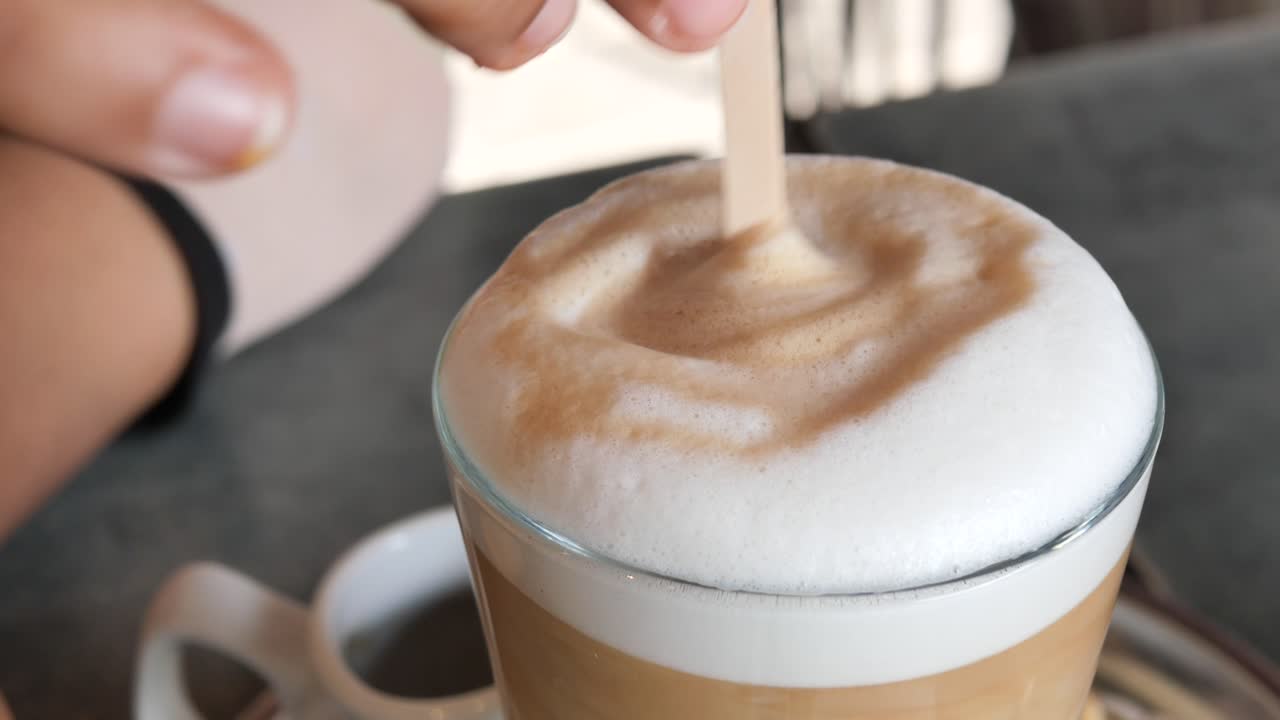 누가 라테를 고 있어