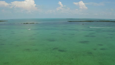 antena de barcos que viajan por islas en los cayos de florida