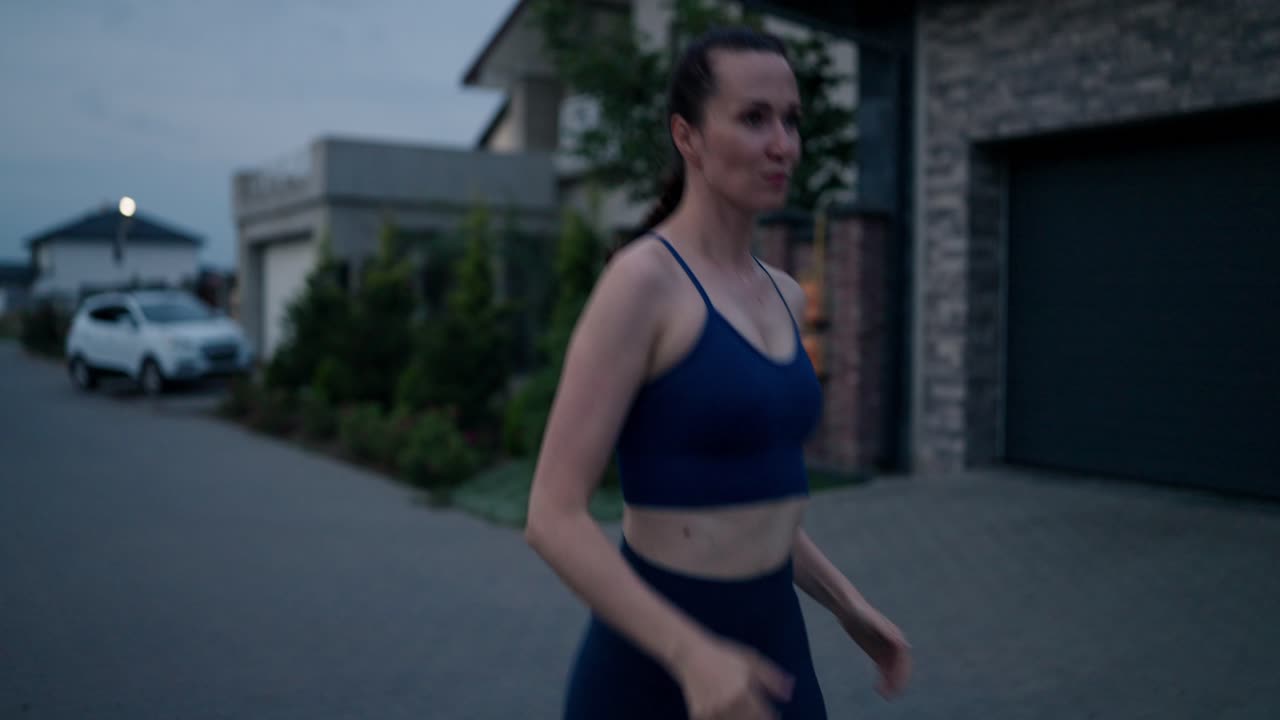 저녁에 달리는 여자