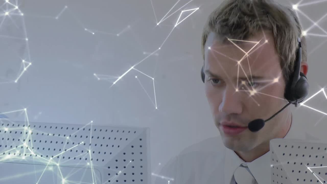 анимация сети соединений через бизнесмена с гарнитурой в офисе