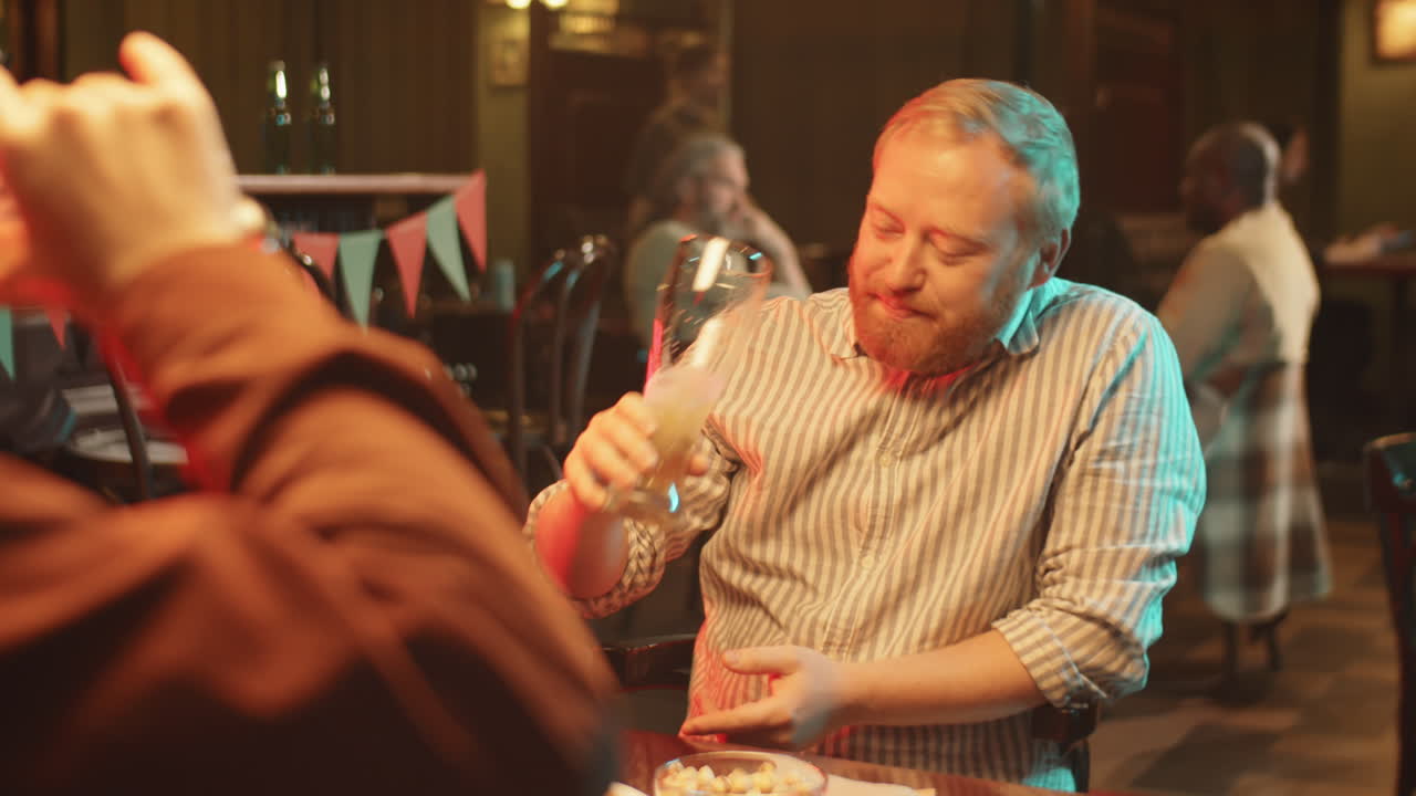 pasando la noche en el pub