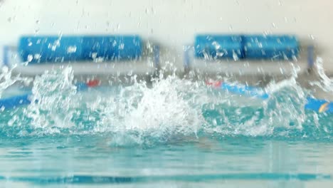 Mujer-En-Forma-Nadando-En-La-Piscina