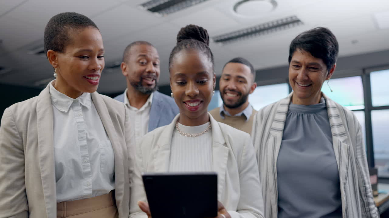 trabalho em equipa, consultoria e tablet com negócios