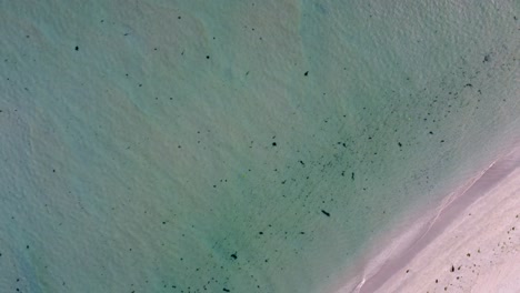 Olas-De-Agua-Azul-Y-Tranquila-En-Arena-Blanca-Por-Drones