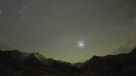 Salida-De-La-Luna-Y-Lapso-De-Tiempo-De-Estrellas-Sobre-El-Monte-Whitney-En-Las-Montañas-De-Sierra-Nevada,-Cerca-De-Lone-Pine-California