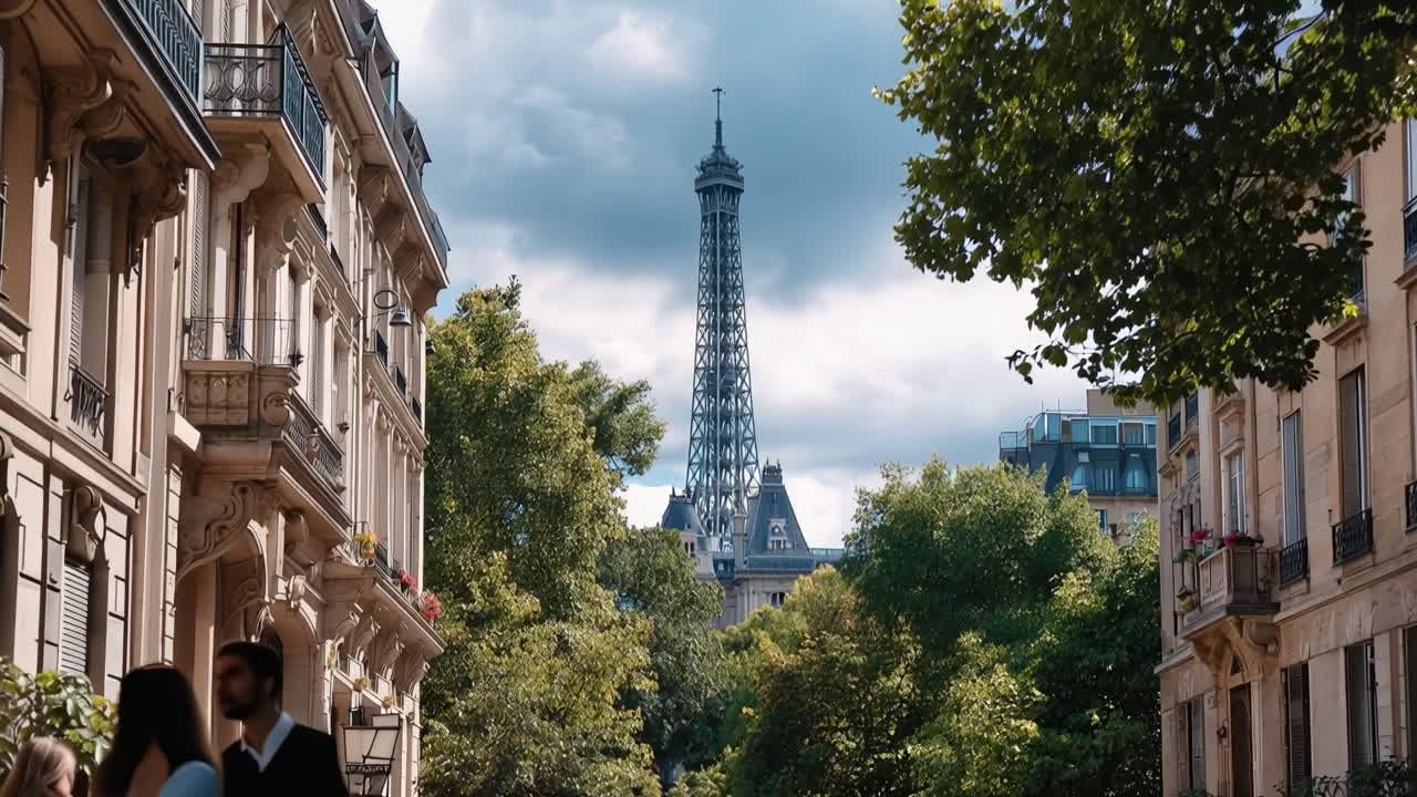 Vista della Torre Eiffel da una strada parigina con edifici storici e alberi