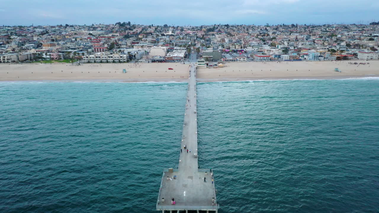 도시를 드러내는 맨해튼 해안에 있는 부두의 카메라 업스윕 팬으로 드론을 내림차순