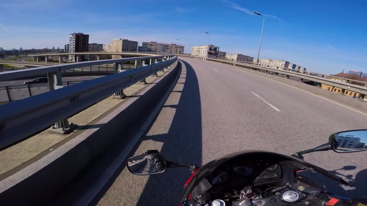 Passeio de Moto Pela Cidade em Dia Ensolarado