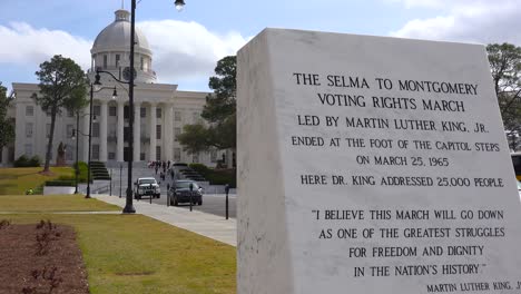 una placa fuera del edificio de la capital de montgomery honra los derechos civiles selma a montgomery el 1 de marzo