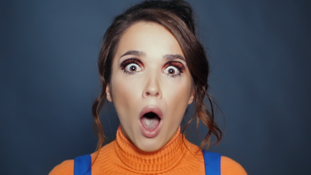 chica atractiva expresando desconcierto. sorpresa en el rostro femenino