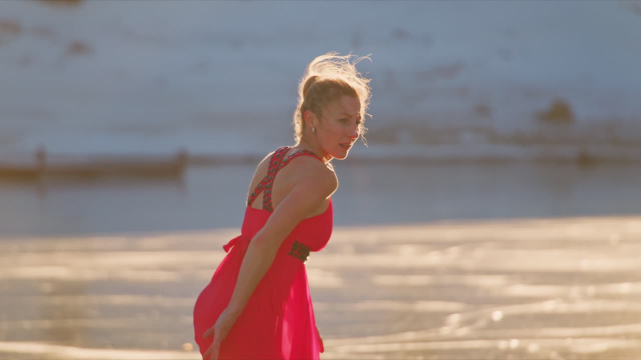 은 드레스를 입은 여자 야외