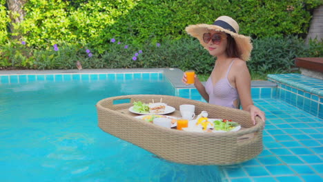 so many breakfast choices in the floating breakfast service in a resort pool