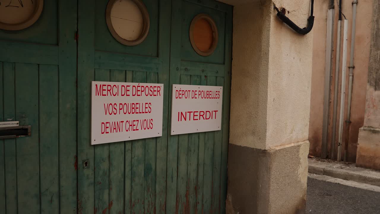 Cartello che indica il divieto di lasciare i contenitori dei rifiuti in francese, Martigues, Francia