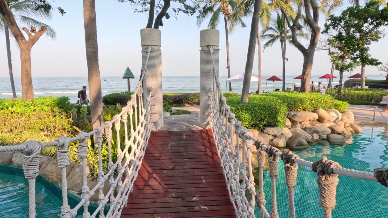 un paseo panorámico sobre un puente de cuerda en un complejo tropical