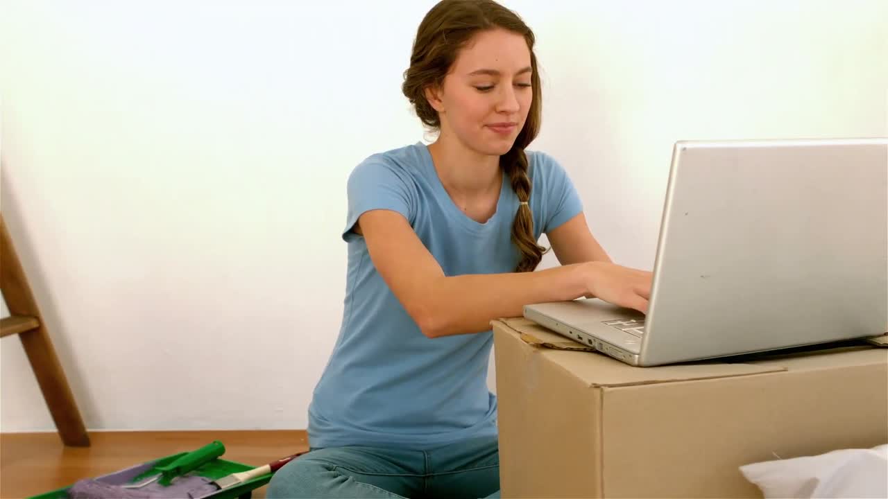 chica bonita usando su computadora portátil