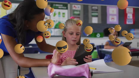 Animación-De-íconos-Emoji-Sobre-Diversos-Estudiantes-Y-Maestros-Usando-Una-Computadora-Portátil