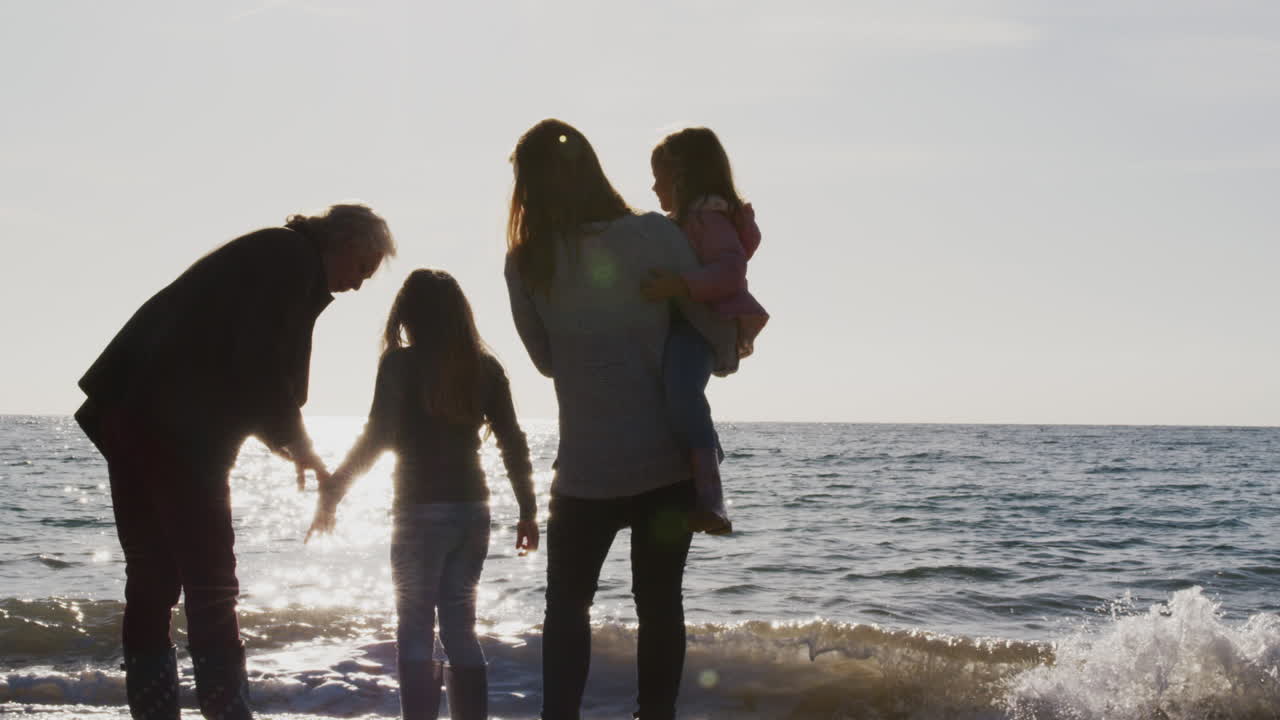 어머니 와 손녀 들 과 함께 바다 를 바라보는 할머니 의 뒷면