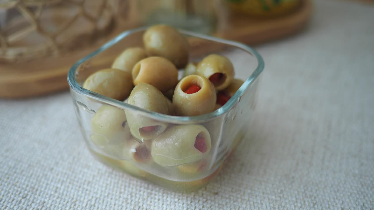 aceitunas verdes en un cuenco de vidrio