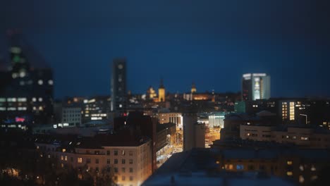 la ciudad de tallin con rascacielos por la noche.