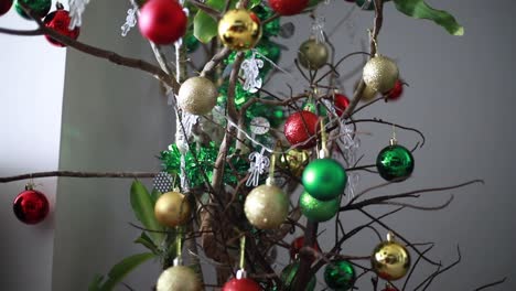 Cerrar-El-árbol-De-Navidad-Casero-Decorado-Con-Bolas-Rojas,-Verdes-Y-Doradas