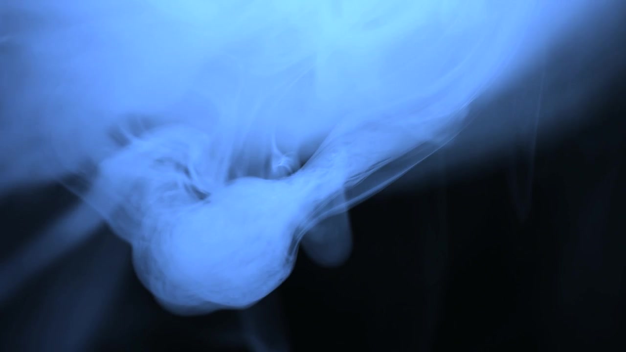 Fumo blu che gira sullo sfondo buio
