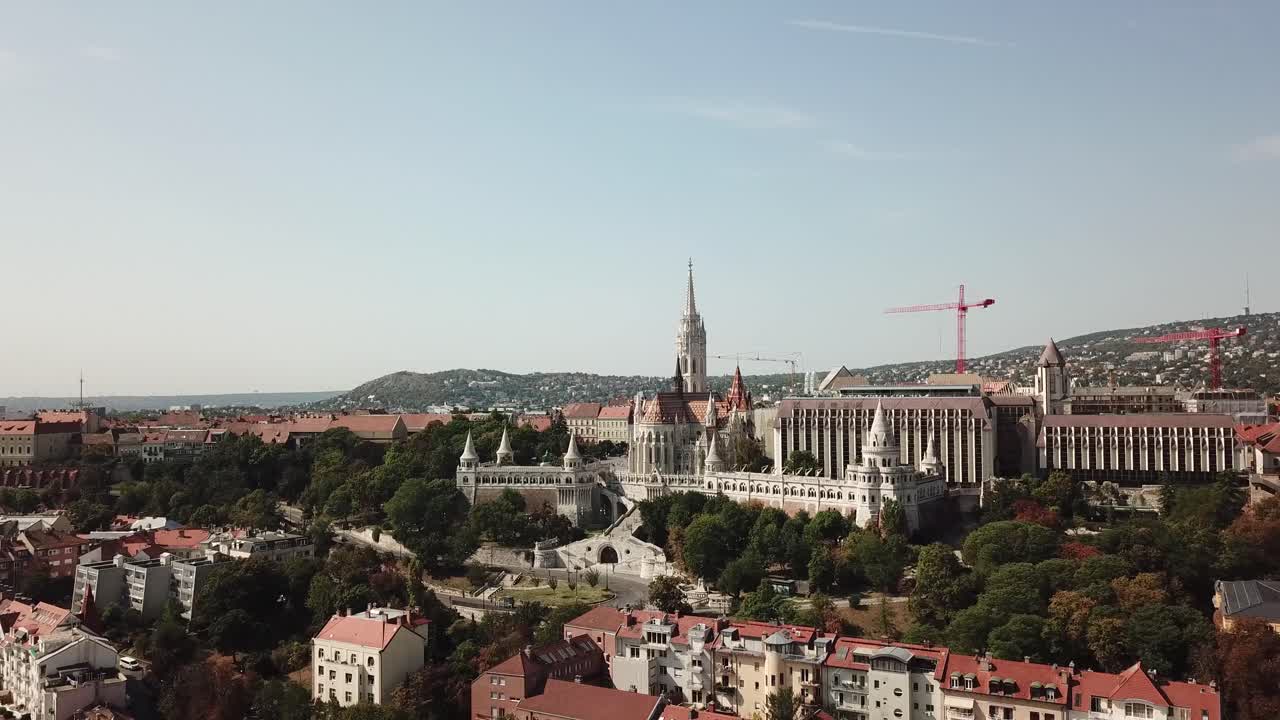 Splendida ripresa con drone dell'edificio Halasz Bastya in Ungheria, Budapest.