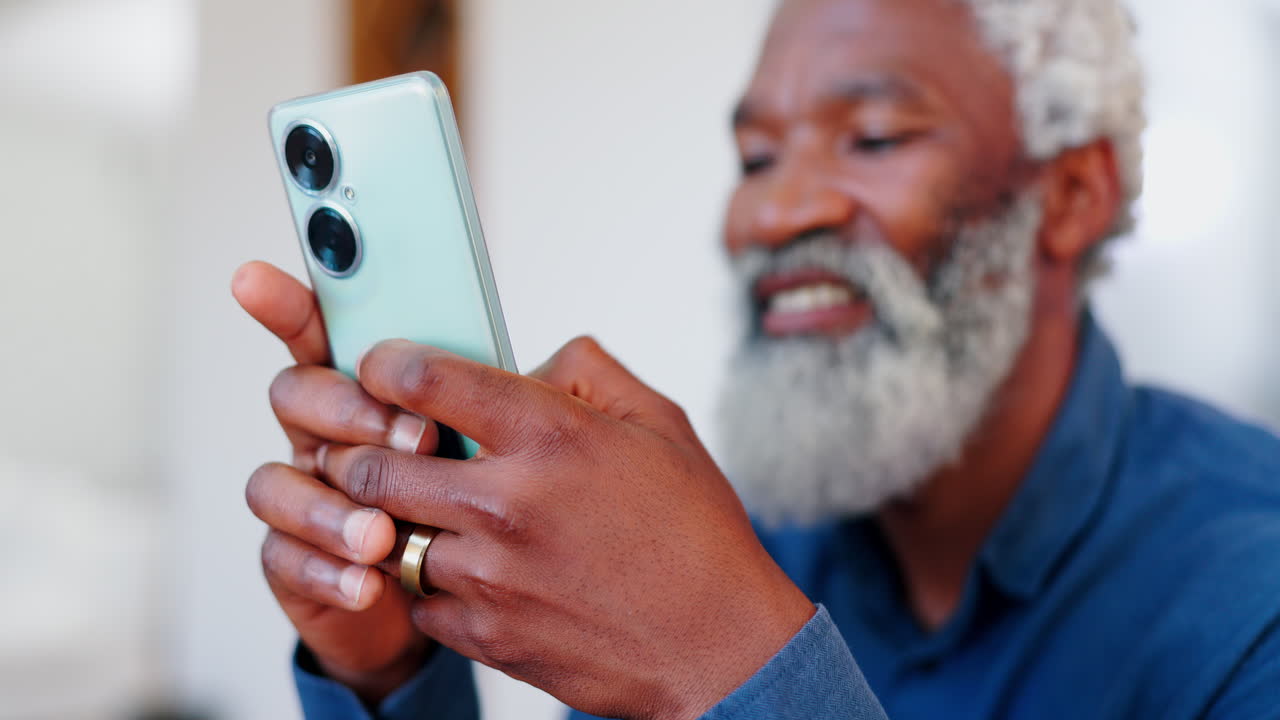 hombre mayor, teléfono y mecanografía para la comunicación