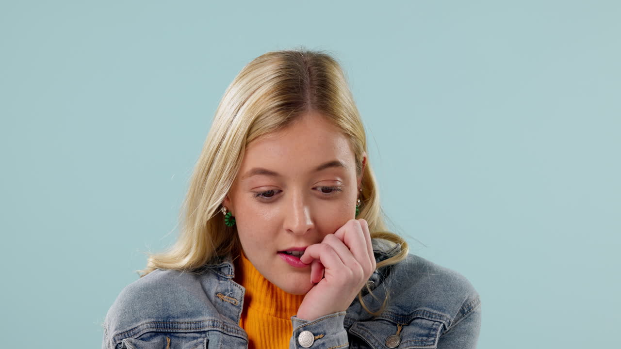 estrés, pensamiento y mujer morderse las uñas