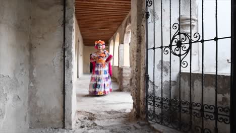 Hermosa-Catrina-Con-Traje-Típico-En-El-Día-De-Los-Muertos