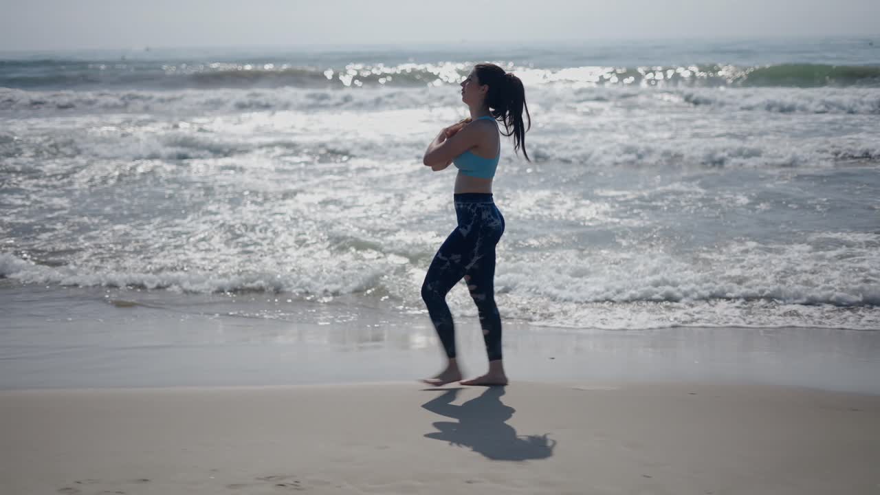 Donna che si esercita sulla spiaggia