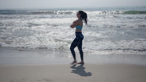 mujer haciendo ejercicio en la playa