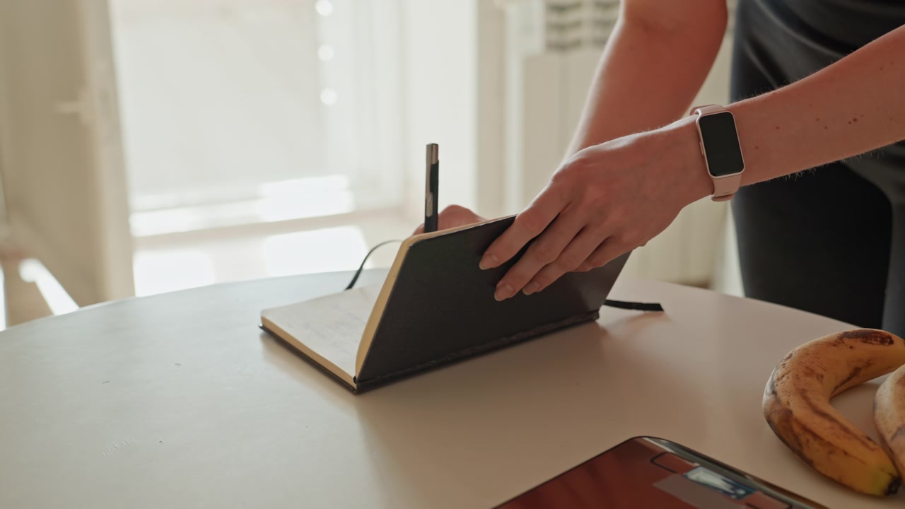 Inizio di giornata preparato. Programma mattutino organizzato con dettagli su allenamento e preparazione dei pasti. Rituale mattutino sistematico che include la registrazione del fitness e il coordinamento dei pasti per un inizio sereno