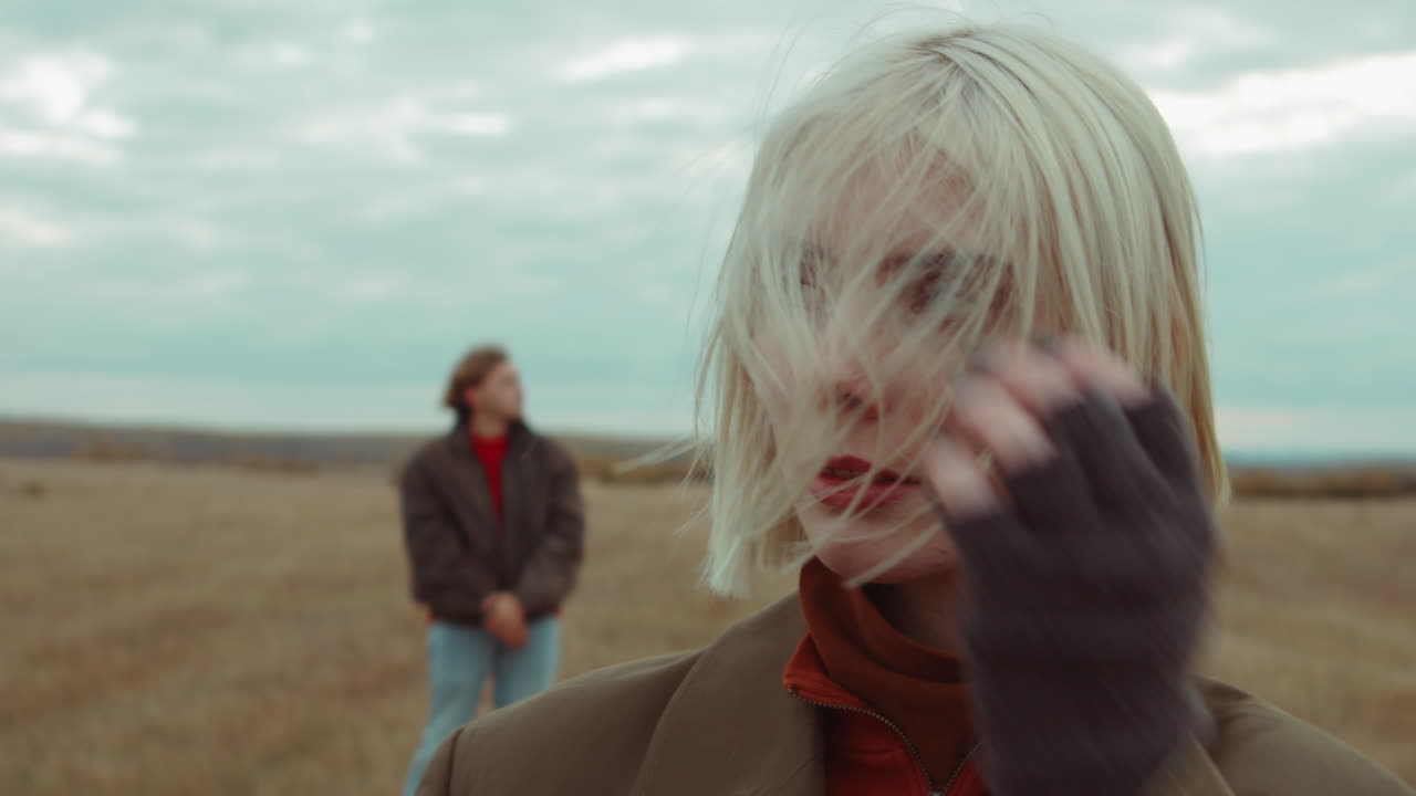 가을의  ⁇ 에 있는 젊은 여성